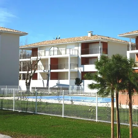 Confort Avec Piscine Et Acces Direct A La - Fr-1-387-74 Appartement *